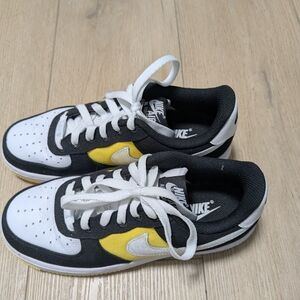 Nike Women's Sz 7 Shoes - Black, White, and Yellow